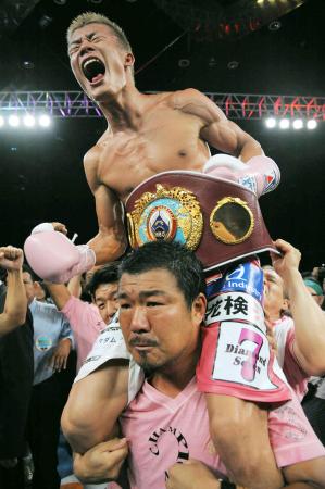 　ＷＢＯバンタム級世界戦で判定勝ちし、父史郎氏に肩車されて雄たけびを上げる新王者・亀田和毅
