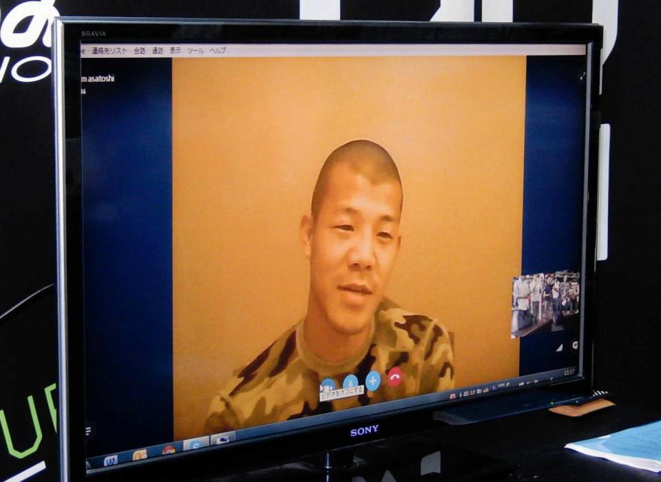 　合宿中のロスから笑顔でテレビ会見する亀田興毅