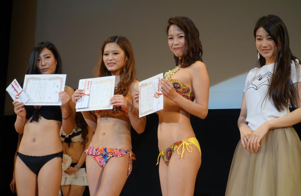 　左から優勝した水野希空さん、２位の池永華蓮さん、３位の奥野彩香さん、前回優勝の奥村理紗さん