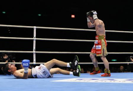 　５回、カルロス・ベラルデ（左）からダウンを奪い、ＴＫＯ勝ちを決めた宮崎亮（撮影・佐々木彰尚）