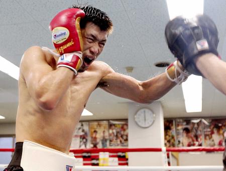 　公開練習で汗をほとばしらせる長谷川穂積（撮影・峰大二郎）