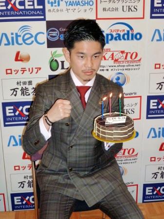 ３階級制覇にちなみ、３本のろうそくを立てケーキで誕生日を祝った井岡一翔