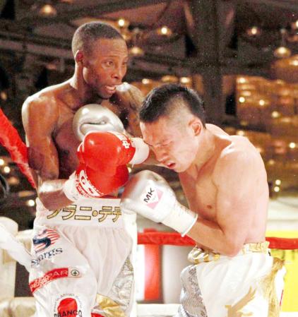 　１２回、ゾラニ・テテ（左）に攻められる帝里木下（撮影・横田信哉）
