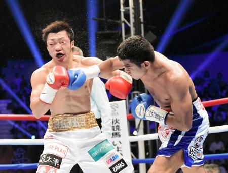 　４回、ゴンサレス（右）の強烈な右ストレートを浴びる八重樫東（撮影・北野将市）