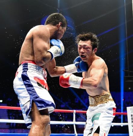 　８回、ゴンサレス（左）の強烈なパンチを浴びる八重樫