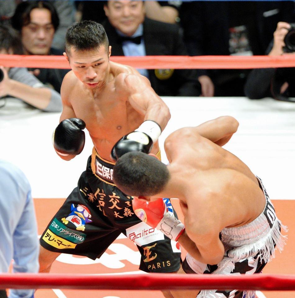 １回、オリバー・フローレス（手前）に左フックを放つ内山高志（撮影・西岡正）