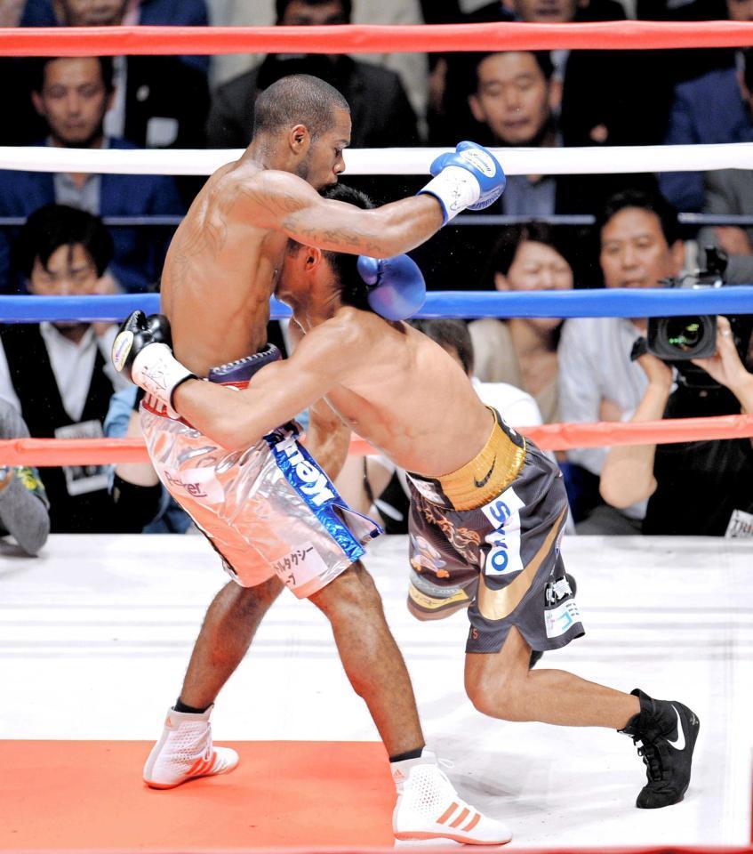 　２回、コラレス（左）の左フックを浴び、崩れ落ちる内山高志（撮影・西岡正）　