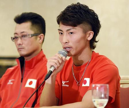 調印式後の記者会見で防衛戦への意気込みを語る、井上尚弥（右）＝東京・飯田橋のホテルグランドパレス