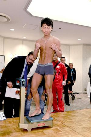 　計量をパスしポーズをとる井上尚弥