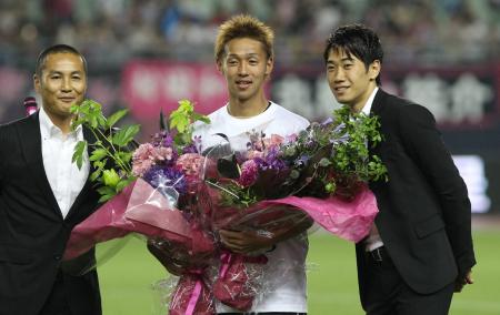 　森島氏（左）、マンチェスター・ユナイテッドの香川（右）から花束が贈られたＣ大阪・清武（撮影・佐々木彰尚）