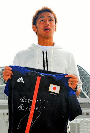 「全てをかける！！金メダル！！」との抱負をしたためた清武弘嗣＝関西国際空港（撮影・吉田敦史）