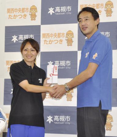 　浜田高槻市長と握手するロンドン五輪女子サッカー代表の丸山