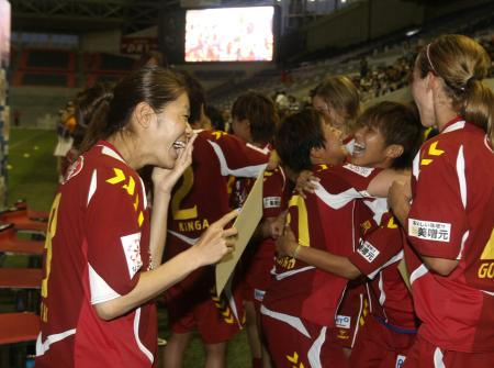 　壮行セレモニーでチームメートから寄せ書きを贈られ、感激する沢（左端）ら（撮影・辰巳直之）