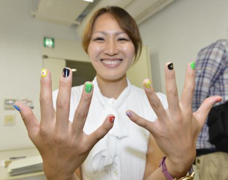 　五輪仕様のネイルを披露する丸山桂里奈（撮影・出月俊成）