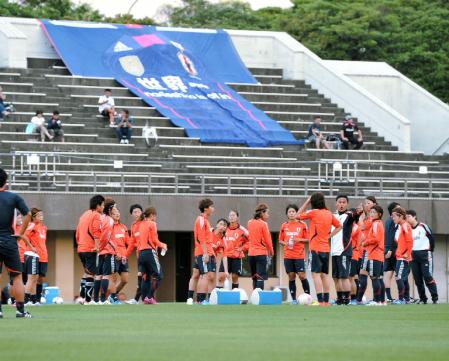 　“世界一”と書かれた巨大なユニホームの下、五輪へ向けての合宿をスタートしたなでしこジャパン＝千葉県内（撮影・出月俊成）