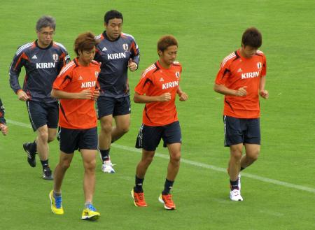 　試合の疲れを軽い運動でほぐす（前列右から）酒井宏、清武、大津