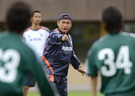 　なでしこジャパンの練習相手をする男子学生に指示を出す佐々木則夫監督（撮影・吉澤敬太）