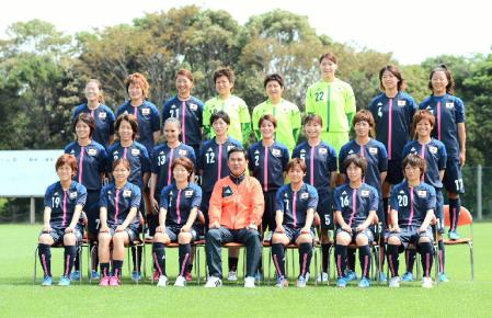 　笑顔で記念撮影するなでしこジャパンのメンバー＝千葉県内の練習場（撮影・西岡　正）