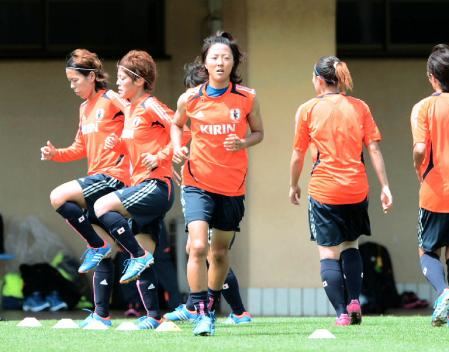 　ランニングで汗を流す大儀見（中）（撮影・西岡　正）