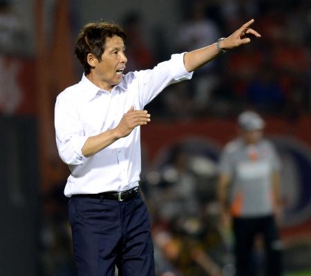 　イレブンに指示を出す神戸・西野監督（撮影・金田祐二）