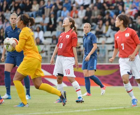 　後半、思うようにボールを運べず、ピッチでほえる沢（中央）＝撮影・出月俊成