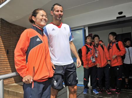 　英五輪代表主将のギグスと記念撮影する沢（左）とうらやましそうに見つめる（右から）矢野、近賀、大野（撮影・出月俊成）