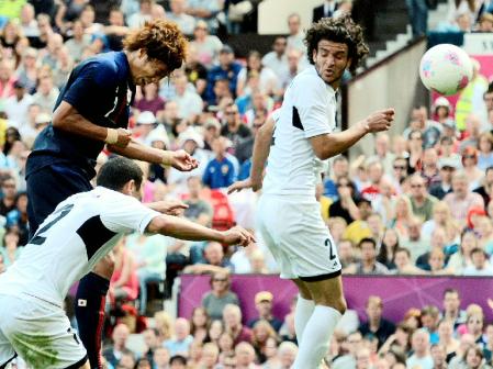 　日本‐エジプト　後半、ヘディングで３点目のゴールを決める大津（左上）（共同）