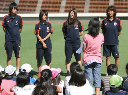 　Ｕ-２０日本女子代表らは激励会で子どもたちの質問に答える