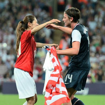 　試合後、ワンバック（右）と抱き合う沢＝ウェンブリー（撮影・出月俊成）