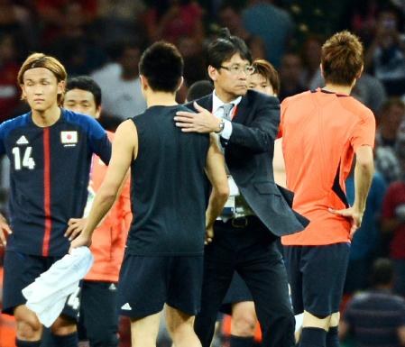 　試合後、選手たちをねぎらう関塚監督（中央右）（撮影・出月俊成）