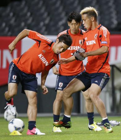 　練習でボールを回す（右から）本田、香川、長友