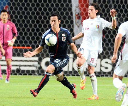 　前半、マークする吉田（中央）（撮影・三好信也）