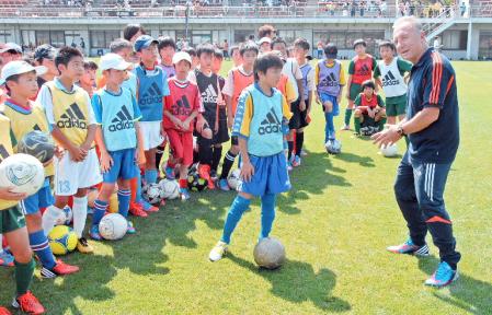 　東日本大震災で被害を受けた地元の子どもたちを指導するサッカー日本代表のザッケローニ監督（右端）
