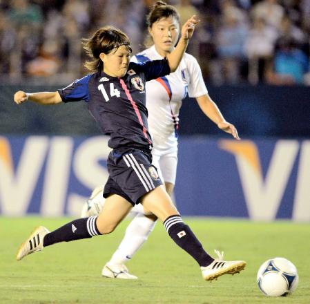 　日本‐韓国　前半、先制ゴールを決める柴田＝国立競技場