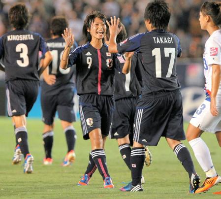 日本‐韓国　前半３７分、ゴールを決め笑顔の田中陽（中央）＝国立競技場（撮影・吉田敦史）
