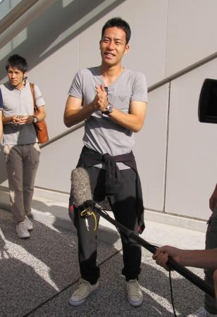 　帰国後、報道陣に囲まれる吉田