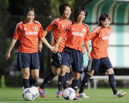　準決勝のドイツ戦に向けて笑顔で調整する（右から）柴田、田中陽、西川、和田