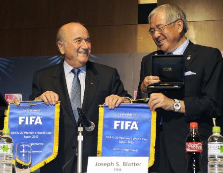　記者会見で笑顔を見せるＦＩＦＡのブラッター会長（左）と日本協会の小倉純二名誉会長