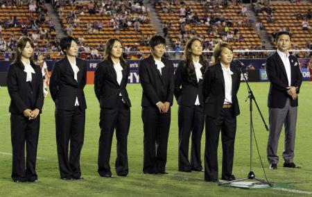 　女子サッカーへの応援を呼びかけるなでしこジャパンの佐々木監督（右端）、宮間（右から２人目）、沢（同３人目）ら