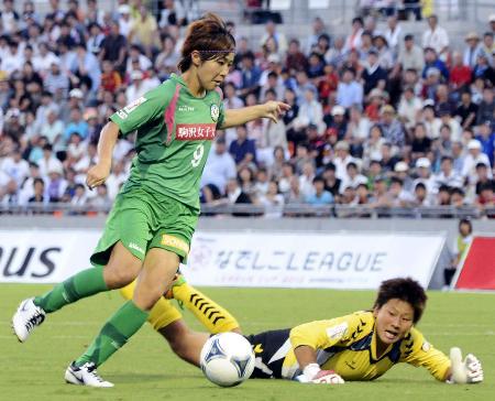 　ＩＮＡＣ神戸-日テレ　後半、ＧＫ海堀（右）をかわし決勝ゴールを決める日テレ・永里＝ＮＡＣＫ５