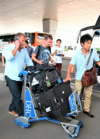 　電話をしながらバスへ向かうサッカー・イラク代表のジーコ監督＝成田空港