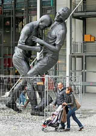 　サッカーの２００６年Ｗ杯決勝で、フランスのジダンがイタリアのマテラッツィに頭突きした場面を再現した銅像（ＡＰ＝共同）