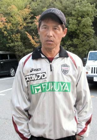 　故障者続出にＪ１神戸の西野監督も渋い表情を浮かべた＝神戸市・いぶきの森球技場