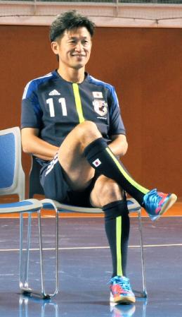 記念撮影前にリラックスした表情の三浦