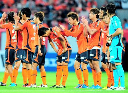 　新潟と引き分け、肩を落とす大宮イレブン