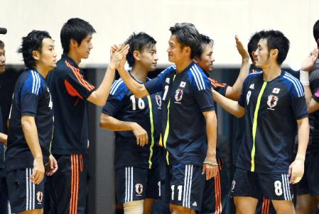 　ブラジルと引き分け、選手とタッチする日本代表・三浦知良（中）＝東京・代々木第一体育館（撮影・西岡　正）