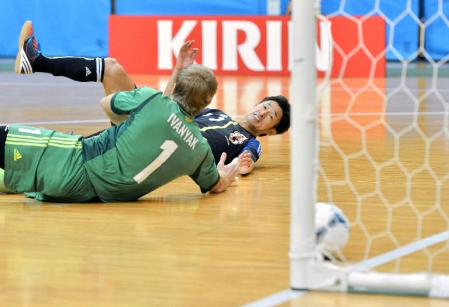 日本代表対ウクライナ代表　前半、ゴールを決める三浦知良＝北海道・旭川大雪アリーナ（撮影・会津智海）