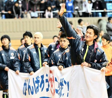 　試合後、ファンの声援に応える三浦知良（右端）＝撮影・会津智海