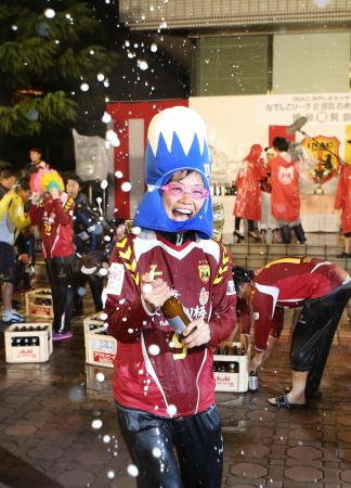 　富士山のかぶり物で祝勝会に参加した川澄