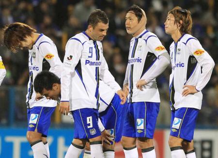 　柏と引き分け肩を落とすＧ大阪イレブン。中央は試合中に負傷した遠藤
